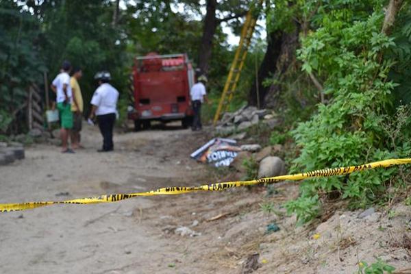 Bomberos voluntarios trabajaron por varios minutos para bajar el cuerpo de Ramírez. (Foto Prensa Libre: Víctor Gómez).