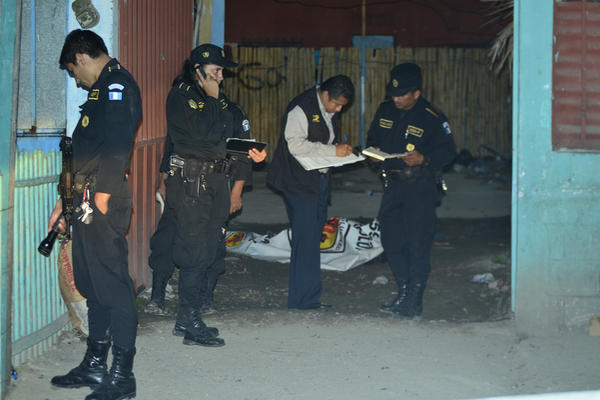 Cadaver quedó en el interior del negocio. (Foto Prensa Libre: Carlos Grave)<br _mce_bogus="1"/>