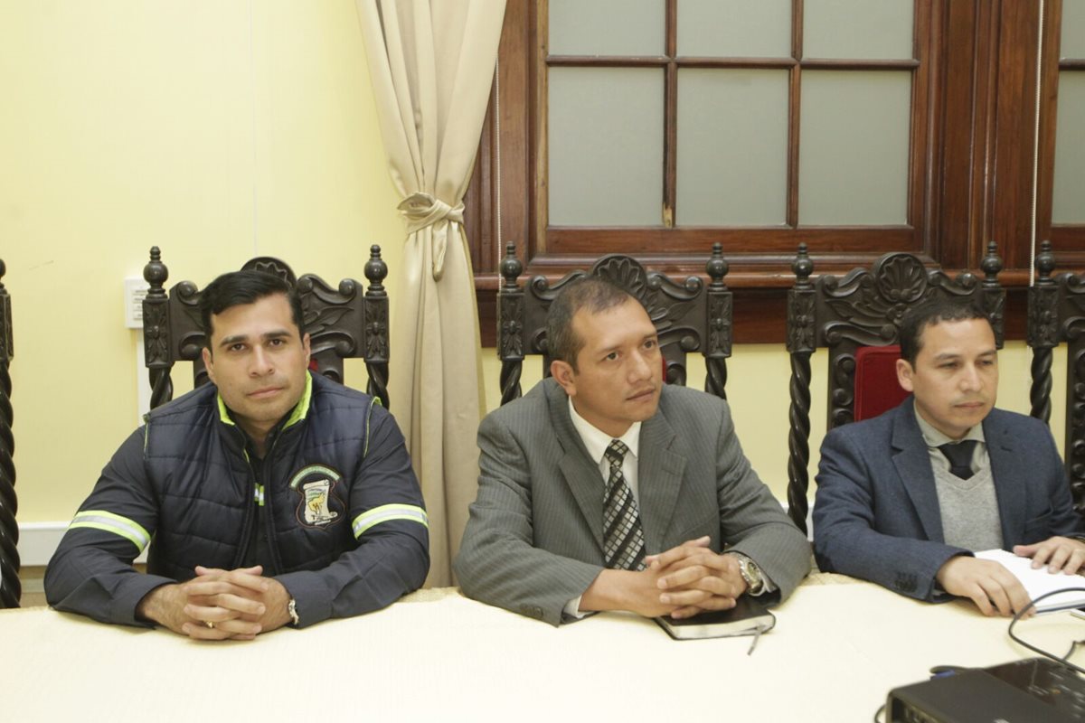 Netro Bran, alcalde de Mixco, el ministro de Gobernación, Francisco Rivas y el viceministro, Ricardo Guzmán, dialogan sobre el tema de seguridad en buses. (Foto Prensa Libre: Edwin Bercián).