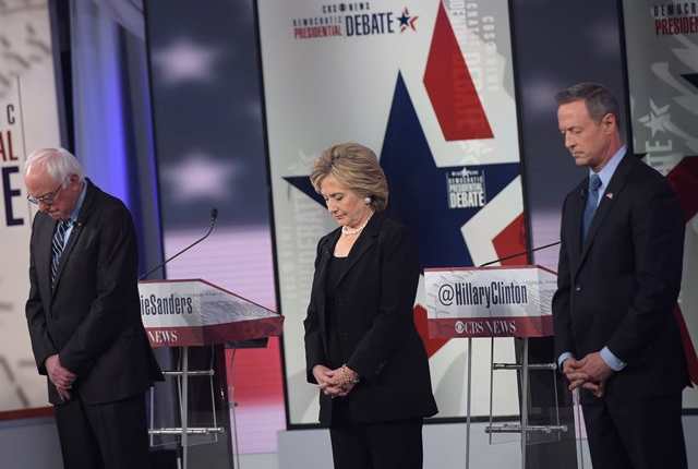 Bernie Sanders, Hillary Clinton y Martin OMalley hacen un minuto de silencio por los atentados de París, en el debate entre candidatos presidenciales del partido Demócrata en EE.UU. (Foto Prensa Libre: AFP)