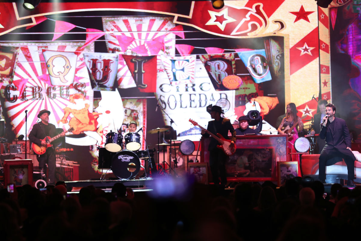César Roberto Hernández Rosa tocó la batería en el tema "Te quiero", durante un concierto de Ricardo Arjona. (Foto Prensa Libre: Keneth Cruz)