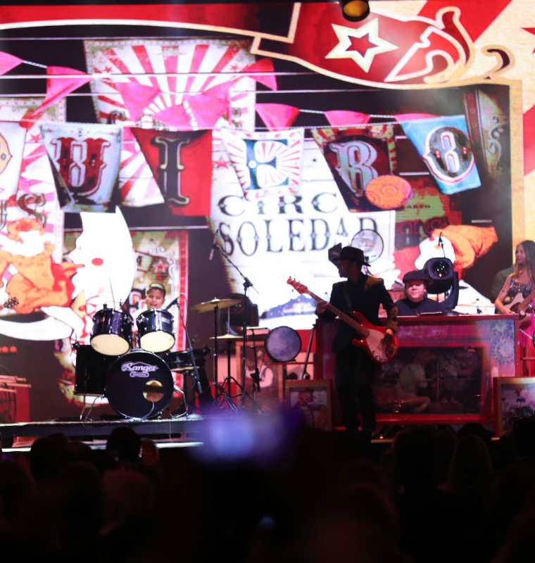 César Roberto Hernández Rosa tocó la batería en el tema "Te quiero", durante un concierto de Ricardo Arjona. (Foto Prensa Libre: Keneth Cruz)