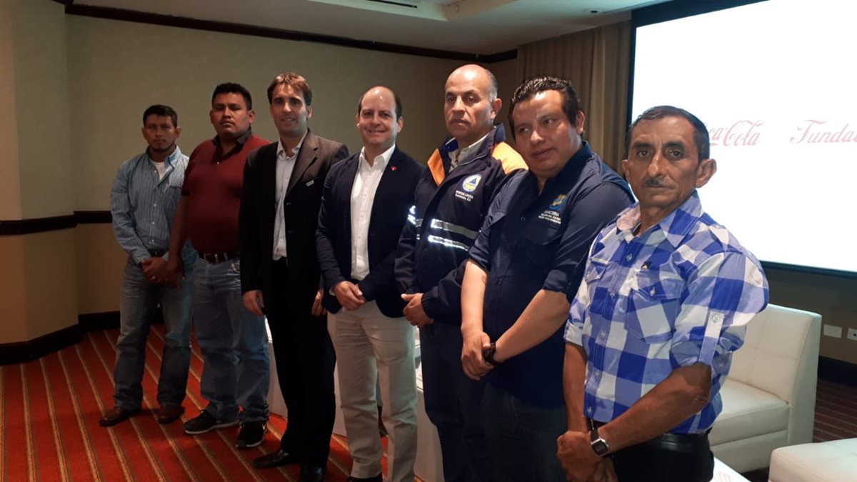 Representantes de las comunidades beneficiadas se reúnen con representantes de la Fundación Coca Cola. (Foto Prensa Libre: Eslly Melgarejo)