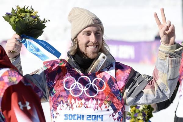 Kotsenburg celebra luego de ganar la primera medalla de oro de los Juegos. (Foto Prensa Libre: AFP)