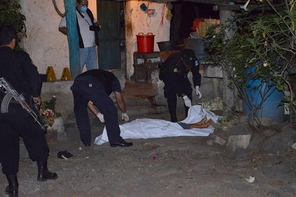 Investigadores cubren el cadáver de Ana Arely Gálvez Castañeda, quien murió baleada en Asunción Mita. (Foto Prensa Libre: Óscar González)