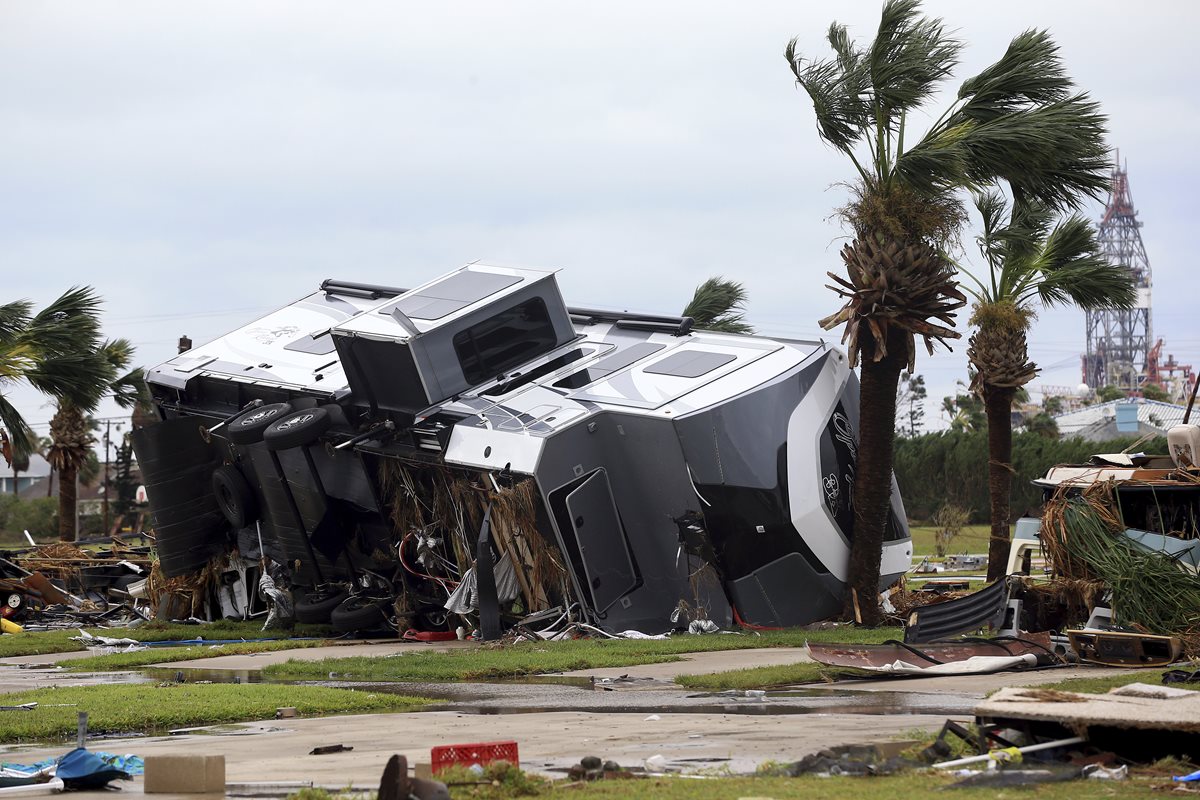 Las casas móviles resultaron dañadas por el paso del huracán Harvey en Port Aransas, Texas. (AP).