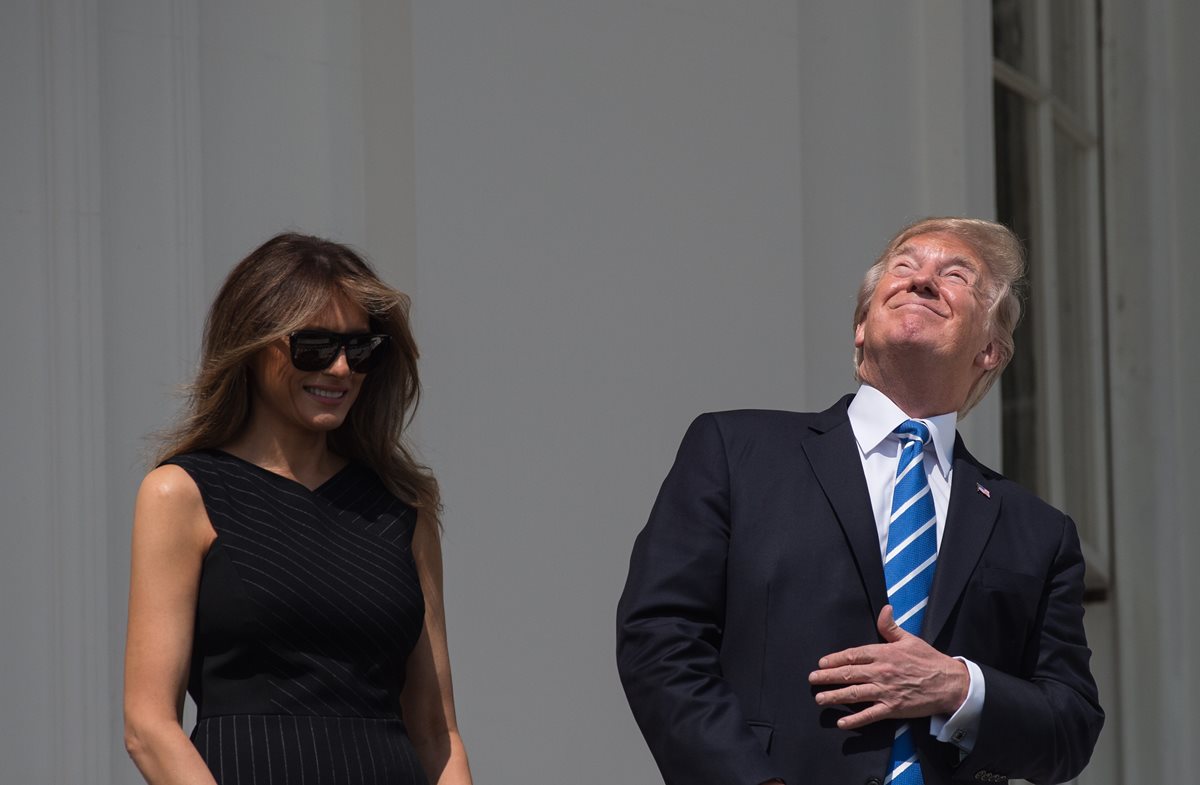 Trump desoye las recomendaciones para observar el eclipse. (Foto Prensa Libre: AFP)
