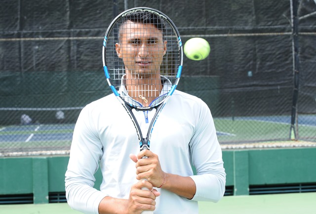 Christopher Díaz posa con su raqueta, luego de hablar del triunfo contra Uruguay en Copa Davis. (Foto Prensa Libre: Francisco Sánchez).