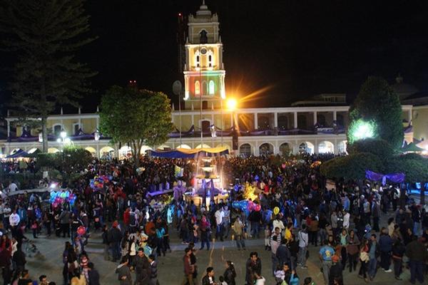 Plaza central de la ciudad de Huehuetenango durante serenata. (Foto Prensa Libre: Mike Castillo)<br _mce_bogus="1"/>