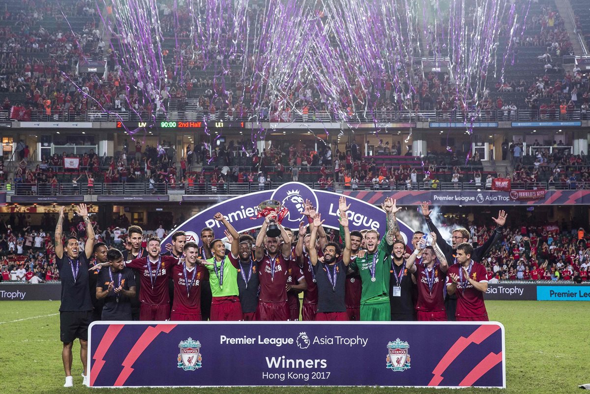 Los jugadores del Liverpool posan con el trofeo luego de conquistar el torneo Premier Asia. (Foto Prensa Libre: AFP)