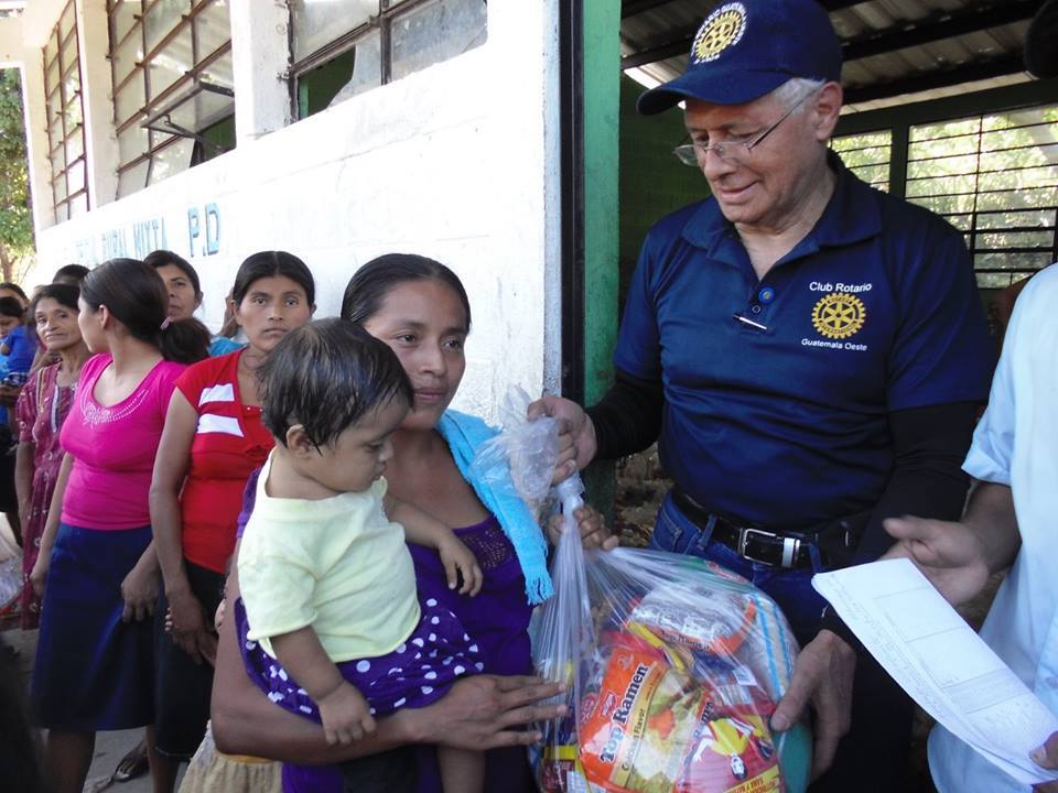 El expresidente del Club Rotario Guatemala Oeste, Julio Morfin captado durante una jornada de ayuda humanitaria en Chiquimula. (Foto Prensa Libre: Club Rotario)