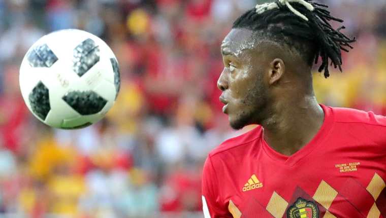 Batshuayi pasó un momento vergonzoso en plena celebración del gol de Bélgica y se convirtió en víctima de las burlas en redes sociales. (Foto Prensa Libre: EFE)