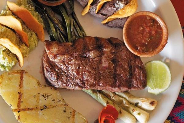 Con vegetales asados, arroz, frijoles y chirmol, el churrasco encanta a todo mundo. (Foto: Esbin García/ Restaurante El Adobe)