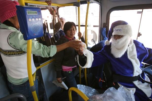 Santa Claus viajó este jueves en Transurbano para regalar obsequios. (Foto Prensa Libre: Esbin García)