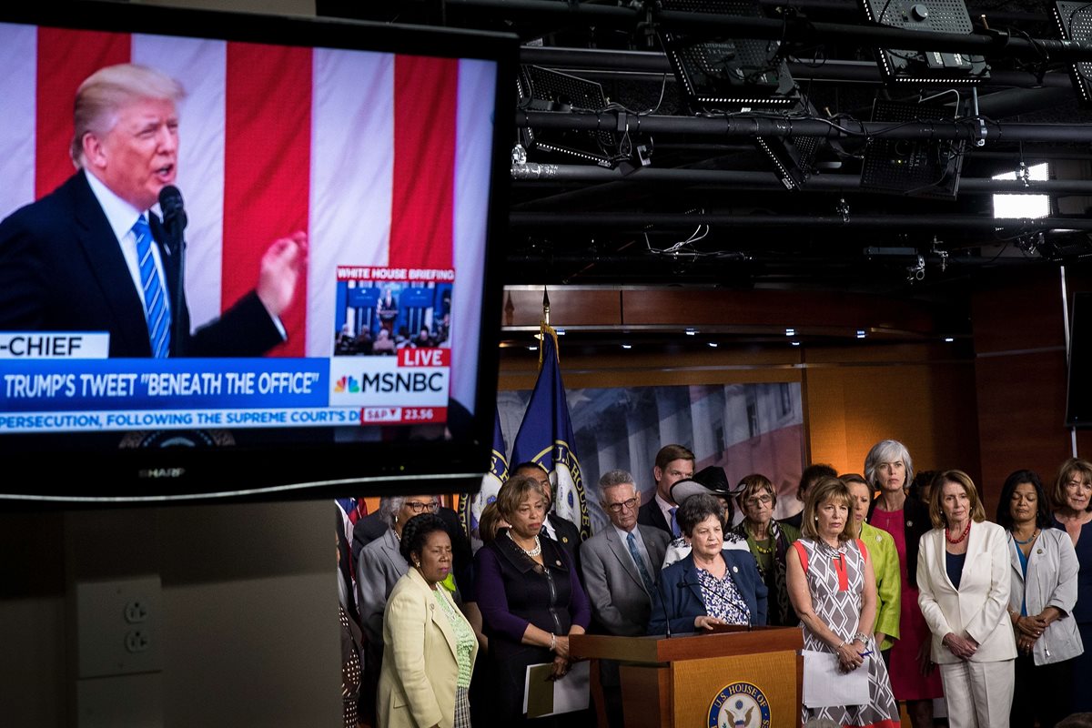 Demócrata celebran una conferencia de prensa sobre los tweets controversiales de Trump, en el Congreso.(Foto Prensa Libre: AP).