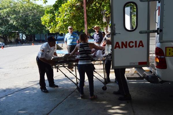 Bomberos voluntarios trasladan a Melvin Perdomo Acevedo a  un centro asistencial. (Foto Prensa Libre: Víctor Gómez).