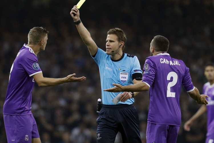 El colegiado alemán Felix Brych muestra tarjeta amarilla a su compatriota, el centrocampista del Real Madrid, Toni Kroos.