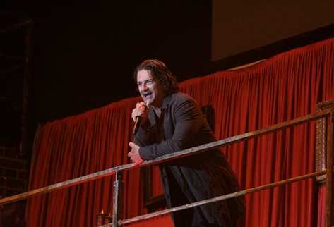 Ricardjo Arjona interpreta uno de sus temas. (Foto Prensa Libre: Carlos Sebastián)