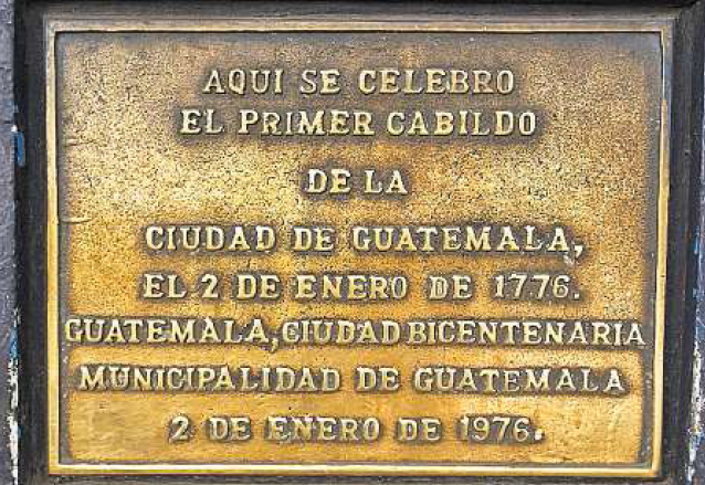 Esta plaqueta se observa en el sitio en donde se reunio? el concejo de Guatemala, a un costado de la Parroquia Vieja. (Foto: Hemeroteca PL)