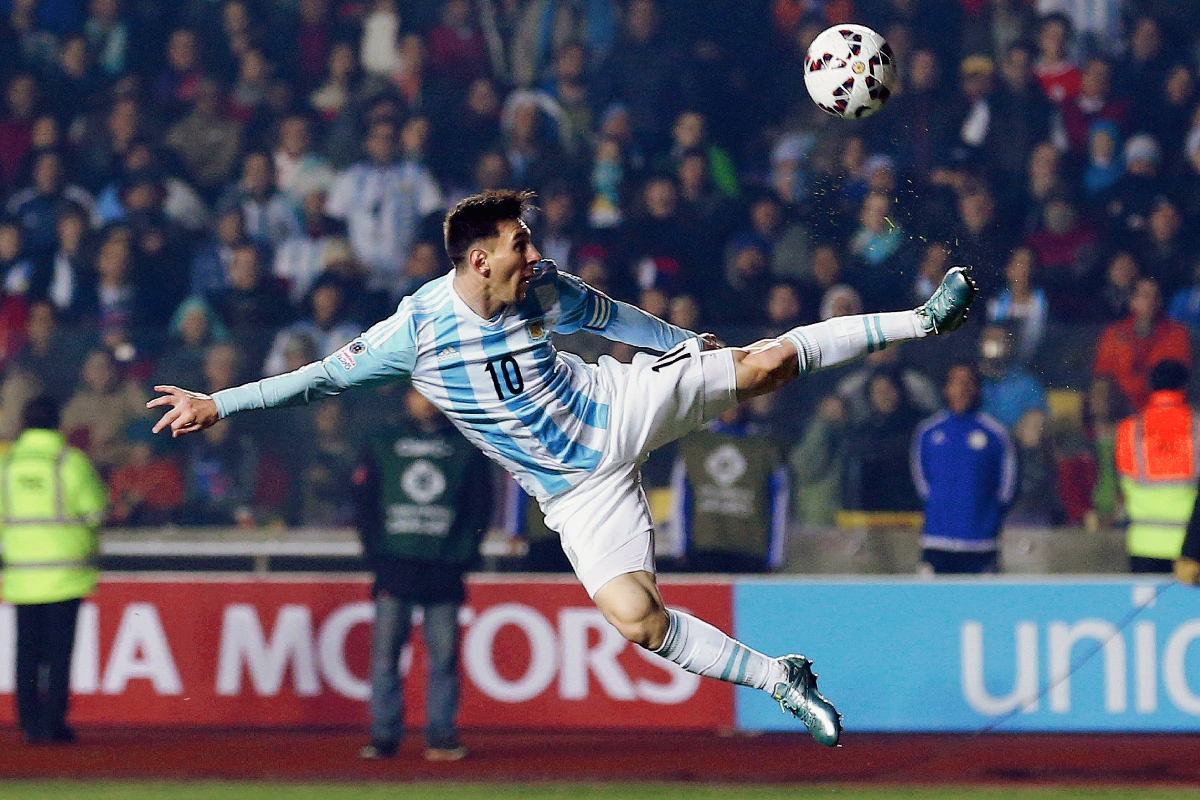 Para muchos Lionel Messi aún esta en deuda con su Selección. (Foto Prensa Libre: AP)