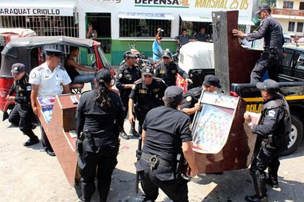 Operativos contra tragamonedas en Retalhuleu. (Foto Prensa Libre: Rolando Miranda).