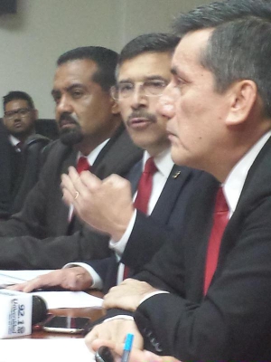 El vicepresidenciable de Líder, Edgar Barquín, acompañado de los diputados Marios Yanes y Roberto Villate.