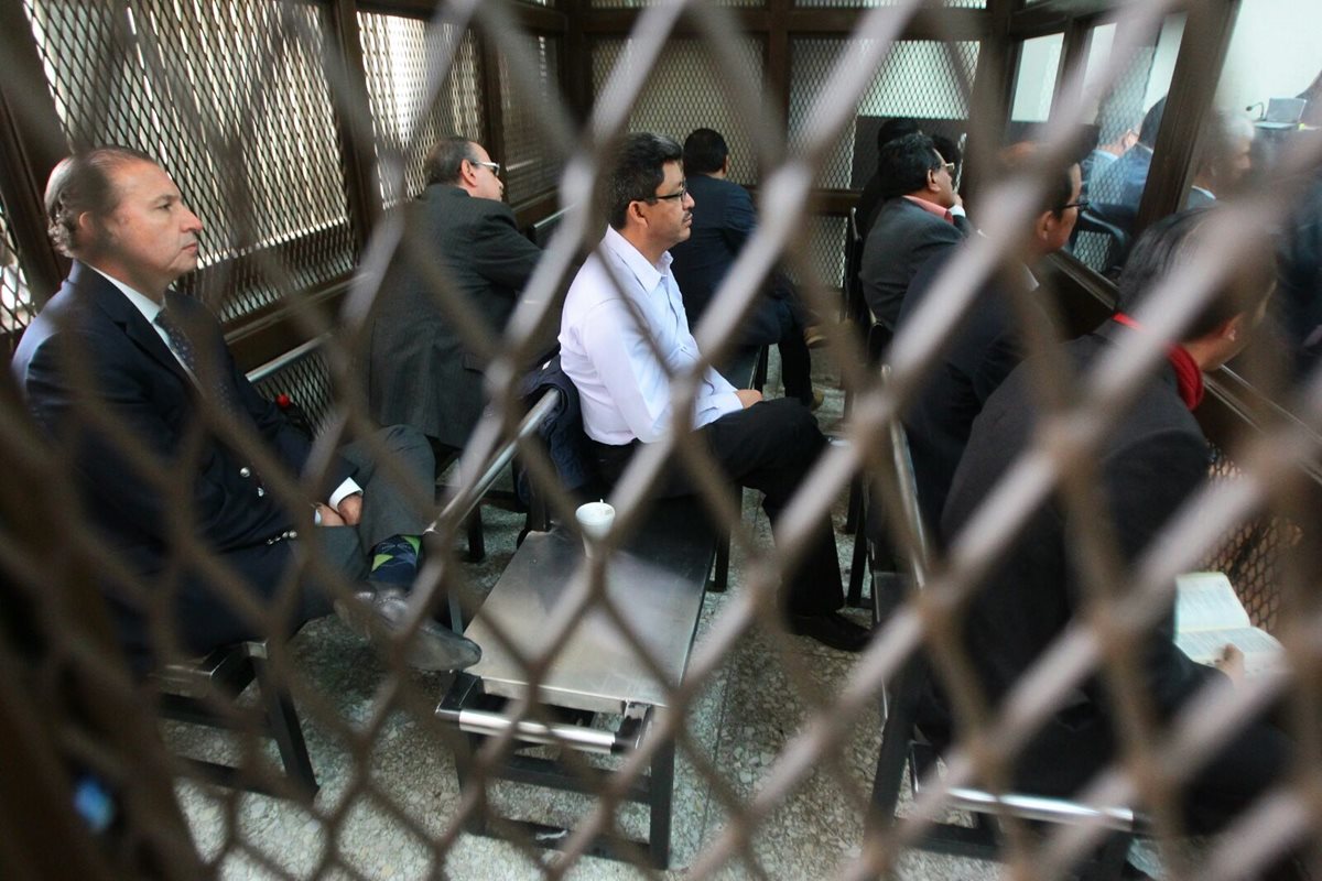 Omar Franco, exjefe de la SAT, uno de los acusados escucha la audiencia en el Juzgado de Mayor Riesgo B. (Foto Prensa Libre: Alvaro Interiano)