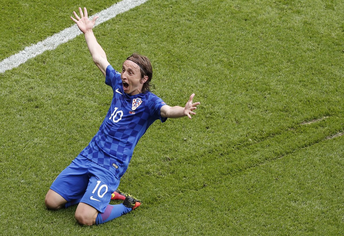 Luka Modric festeja después de marcar el gol del triunfo. (Foto Prensa Libre: AP)