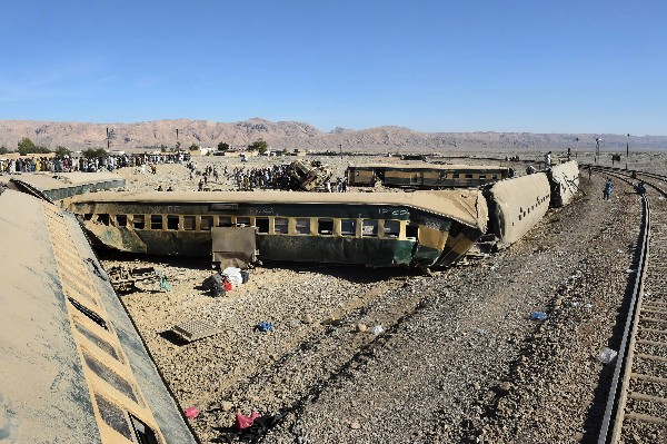Mueren 13 en descarrilamiento de tren en Pakistán