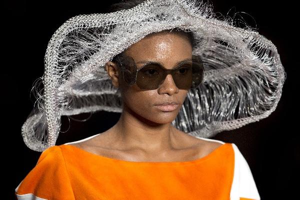 Lentes y sombreros son necesarios en el verano. (Foto Prensa Libre: EFE)