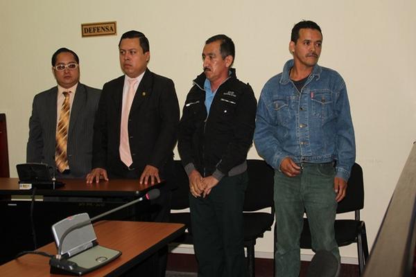 Antonio Rogelio Velásquez López (Izq.) y Saúl Aurelio Méndez Muñoz, acompañados por sus abogados en el Tribunal de Femicidios de Huehuetenango. (Foto Prensa Libre: Mike Castillo).