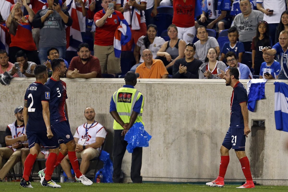 Marco Ureña (d), de Costa Rica, celebra luego de anotar contra Honduras este viernes en la Copa Oro. (Foto Prensa Libre: EFE)