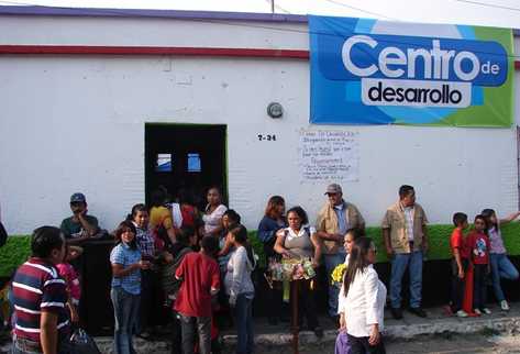 Vecinos de la zona 1 de Mixco llegan a conocer el Centro de Desarrollo inaugurado este viernes. (Foto Prensa Libre)