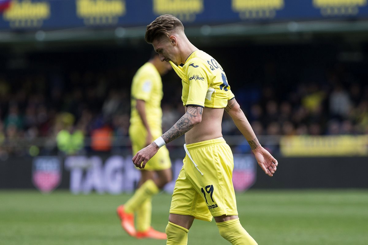 Samu Castillejo demuestra su impotencia al sólo conseguir un empate contra el Málaga. (Foto Prensa Libre: EFE)