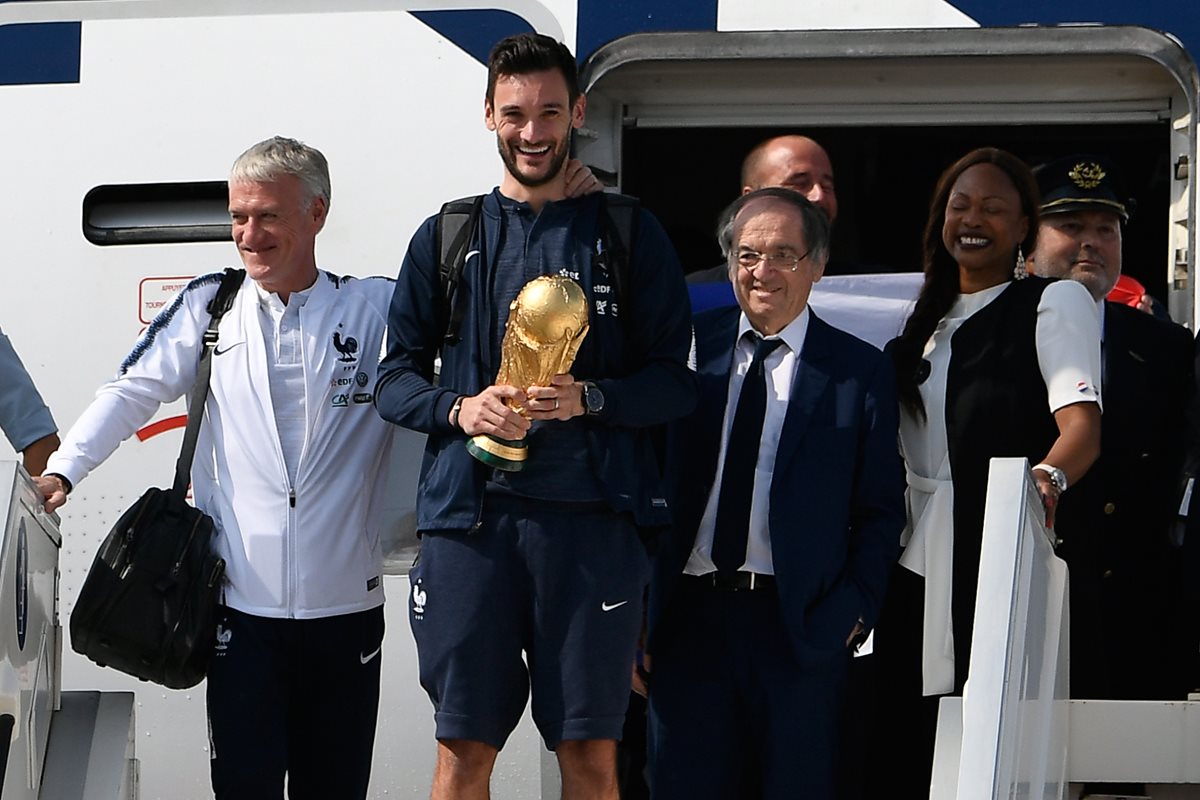 Selección de Francia llega a París para celebrar como campeones del Mundo