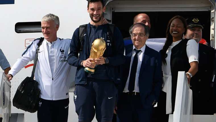 Los campeones del Mundo se mostraron emocionados al bajar del avión que los transportó de Rusia a Francia. (Foto Prensa Libre: AFP)
