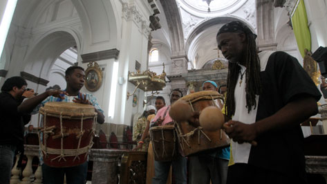 La comunidad garífuna celebró en Catedral Metropolitana. (Foto Prensa Libre: Paulo Raquec)