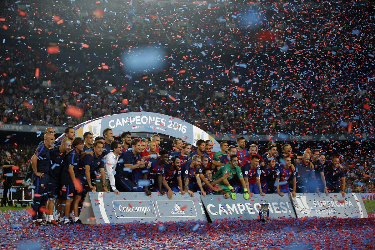 El Barcelona celebró su primer título de la temporada. (Foto Prensa Libre: AP)