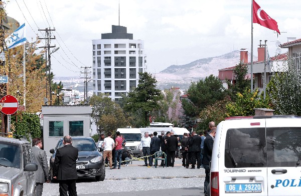 La Policía investiga la escena del ataque frente a la embajada israelí en Ankara. (Foto Prensa Libre: AFP)