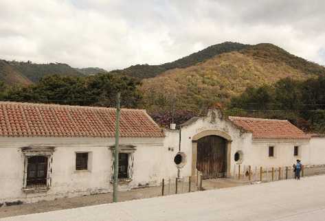 El desarrollo anómalo de   urbanización  motivó a la Fiscalía contra la Corrupción a iniciar un proceso en contra del Concejo de Antigua Guatemala  del 2011.