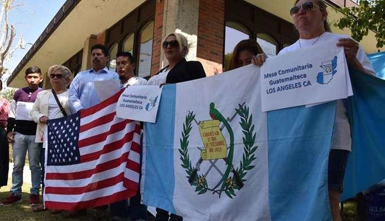 Un grupo de connacionales protesta frente al consulado de Guatemala en Los Ángeles, California, Estados Unidos, por la falta de pasaportes. (Foto Prensa Libre: EFE)