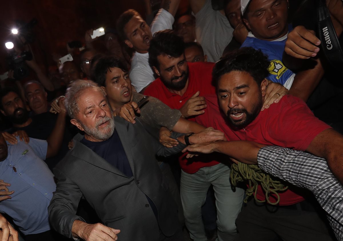 El expresidente Lula da Silva se entregó a la policía para ir a prisión y cumplir una condena por corrupción. (Foto Prensa Libre: AFP)