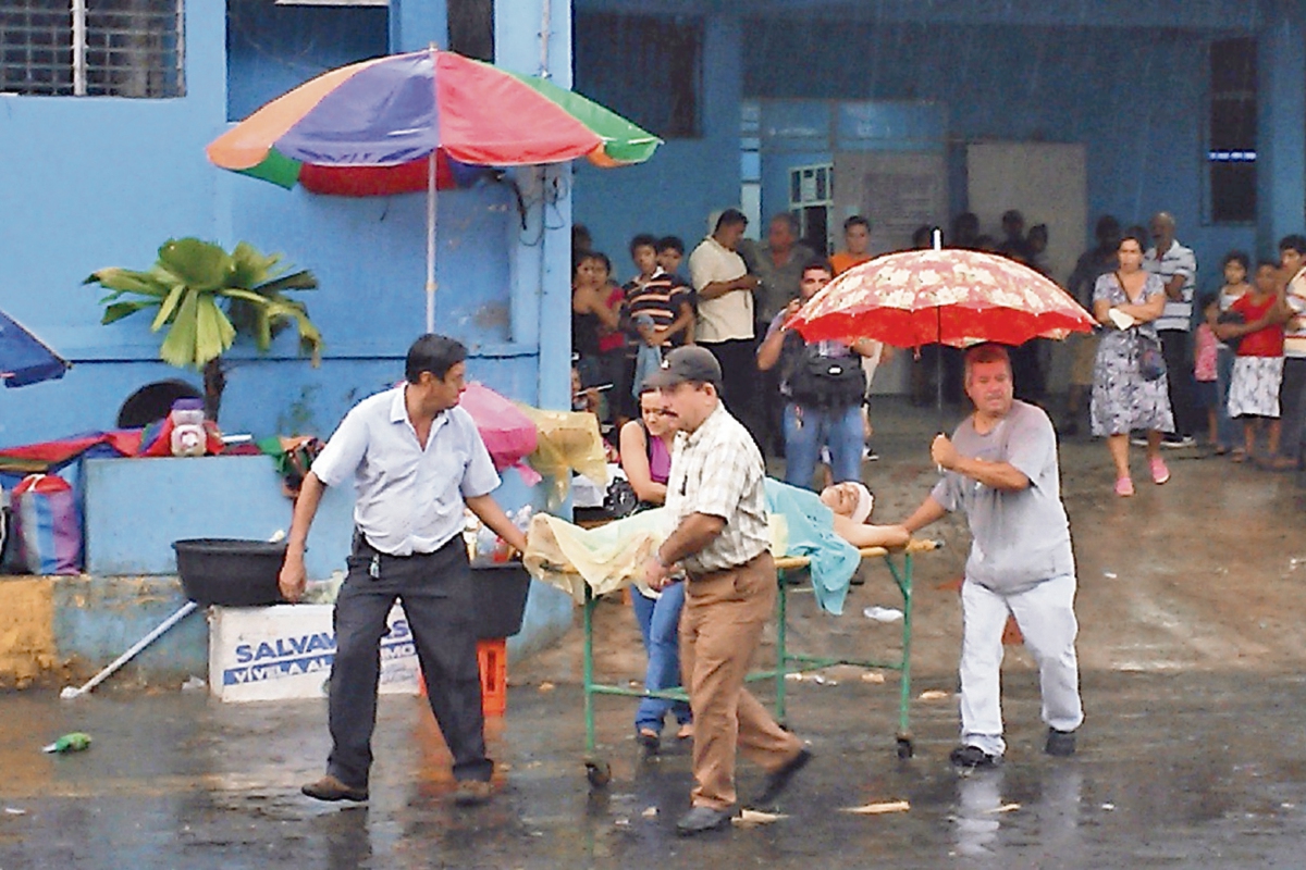 Paciente es llevado a un laboratorio privado para hacerle radiografías, en Coatepeque, Quetzaltenango.