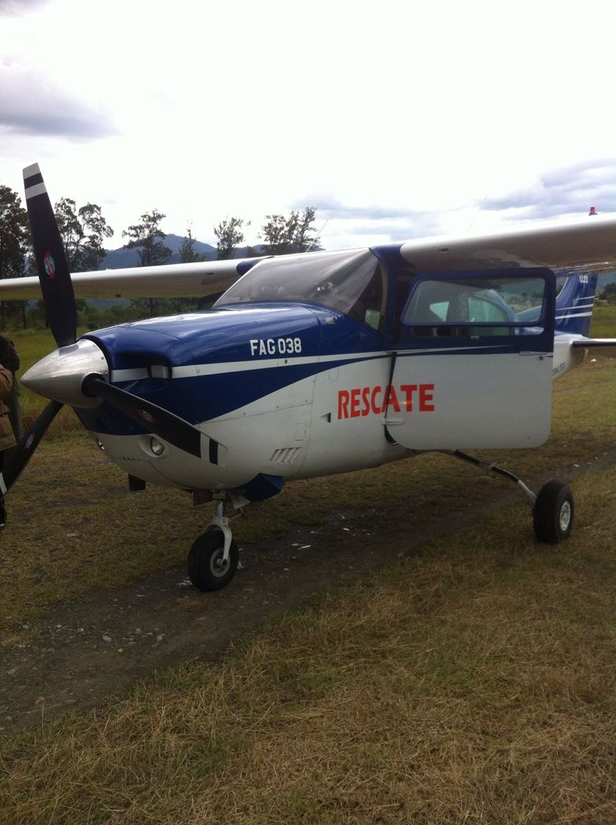 La aeronave en la que viajaban los tres ministros aterrizó de emergencia en Salamá. (Foto Prensa Libre: Cortesía Ramiro Marroquín)