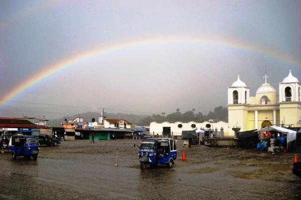 Así se  ve el parque de San Martín Jilotepeque, Chimaltenango;  una postal captada en el momento de un arcoíris y que muestra la cotidianidad de esta comunidad kaqchiquel del occidente del país.