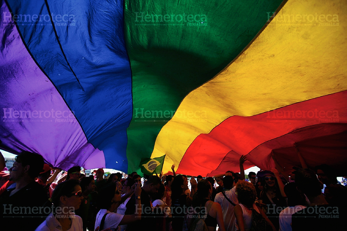 Manifestantes en favor del matrimonio homosexual. (Foto: Hemeroteca PL)