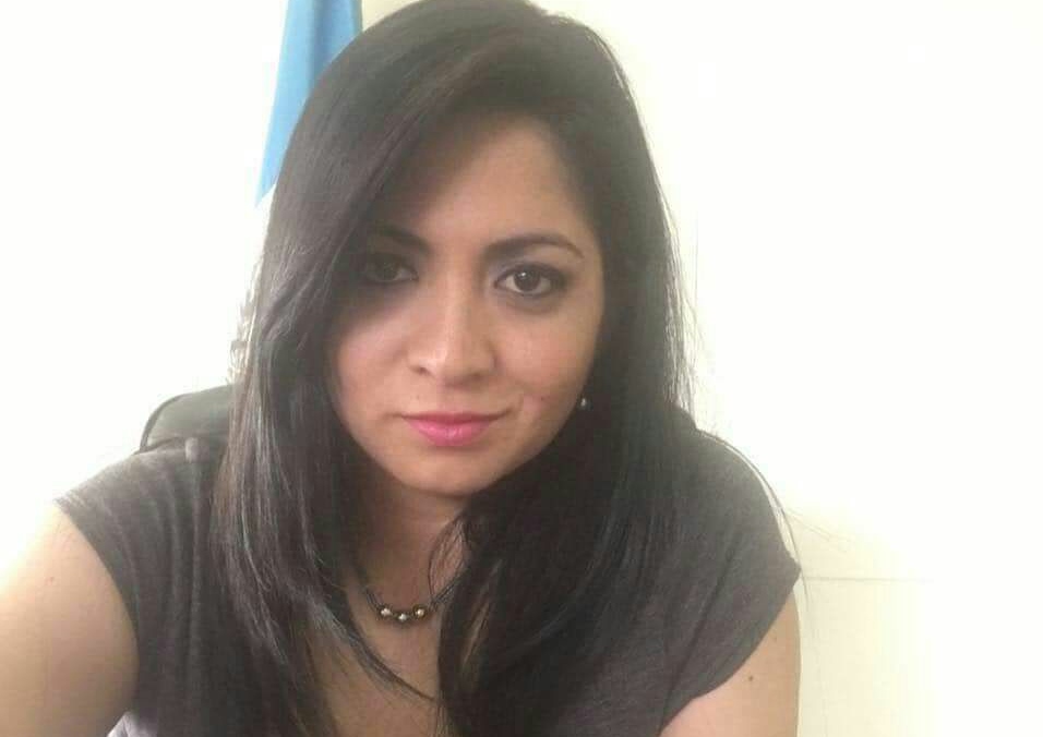 Sindy Yaneth Paz Morales, de 34 años, fue ultimada  a balazos la tarde del  lunes pasado en la zona 2. Fiscales  del Ministerio Público recolectaron evidencias. (Foto Prensa Libre: Hemeroteca PL)