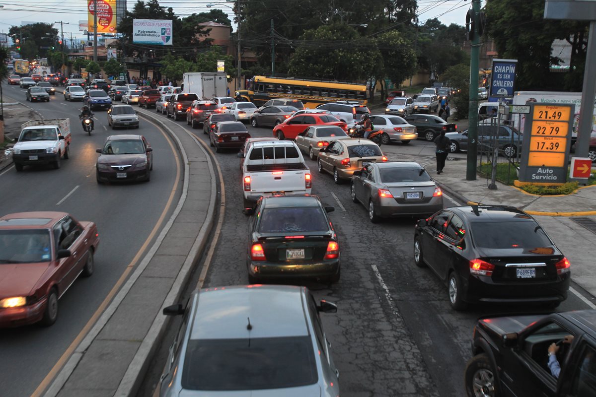 En la ciudad, uno de los principales problemas es el tráfico vehicular. (Foto Prensa Libre: Esbin García)