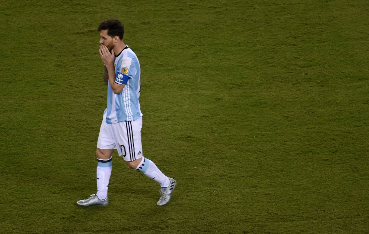 Las redes sociales se llenaron de mensajes con la etiqueta #NoTeVayasLio después del anuncio de Lionel Messi donde dijo que no seguiría en la selección. (Foto Prensa Libre:AFP)