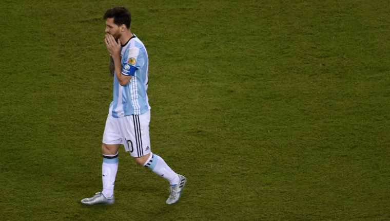 Las redes sociales se llenaron de mensajes con la etiqueta #NoTeVayasLio después del anuncio de Lionel Messi donde dijo que no seguiría en la selección. (Foto Prensa Libre:AFP)